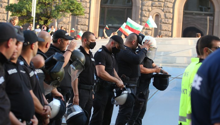 Полицията е отцепила кордон сградата на МС и на Президентството