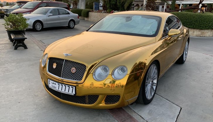 Златно Бентли с дубайски номер с пет седмици е паркирано в морския курорт Свети Влас