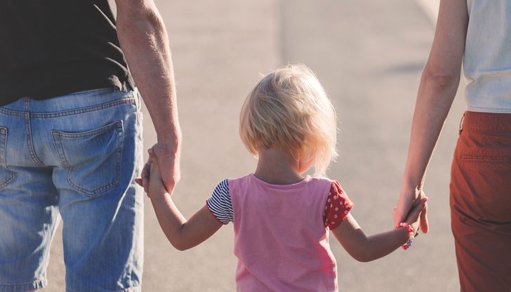 Малкото дете ще бъде при приемни родители докато се намери жив роднина, който желае да се грижи за него Малкото дете ще бъде при приемни родители докато се намери жив роднина, който желае да се грижи за него