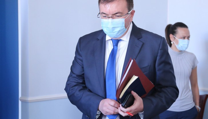 Според проф.Ангелов 195 лечебни заведения са обезпечени в работата си със заразени и болни