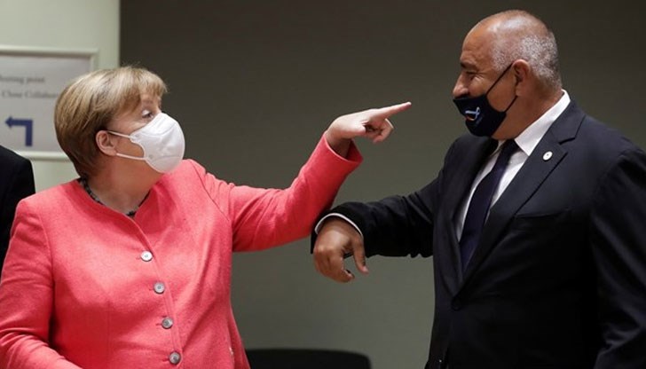 Ангела Меркел е принудена да обясни на своя колега, че маската би трябвало да предпазва и носа, и устата