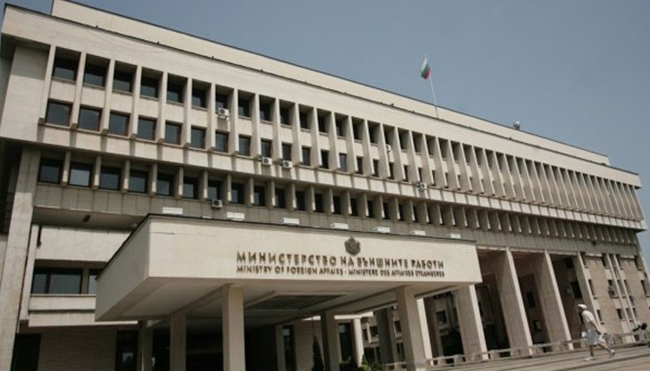 Български посланик в англоезична държава вдига звънящия си телефон: „Yes? Yes... Yes…" Обръща се към секретарката си: „Абе, Стефче, я го виж кво иска тоя, че ми говори на английски." Български посланик в англоезична държава вдига звънящия си телефон: „Yes? Yes... Yes…" Обръща се към секретарката си: „Абе, Стефче, я го виж кво иска тоя, че ми говори на английски."