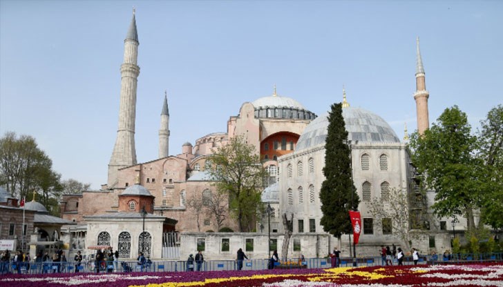 Върховният съд на Турция обмисля дали да позволи превръщането на катедралата от VI век, в момента музей и туристическа атракция, в джамия