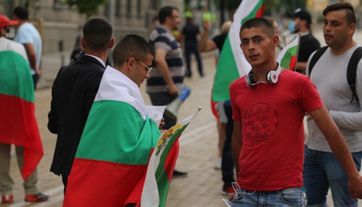 Камион с озвучителна техника е блокирал булевард "Цар Освободител" Камион с озвучителна техника е блокирал булевард "Цар Освободител"