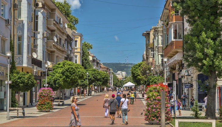 Във Варна скандираха „Оставка“ и „Гешев е позор“