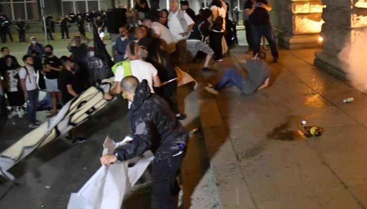 Задържаните са хвърляли стъклени бутилки и метални кенчета срещу сградата на Народно събрание и полицаите Задържаните са хвърляли стъклени бутилки и метални кенчета срещу сградата на Народно събрание и полицаите