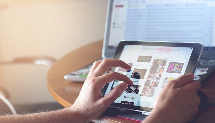 Използвайте суха и мека кърпа за почистване от микровлакна