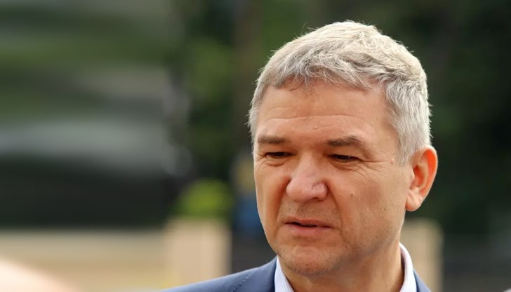 Никой не те брой за жив в община, в болници, където и да ти потрябва...