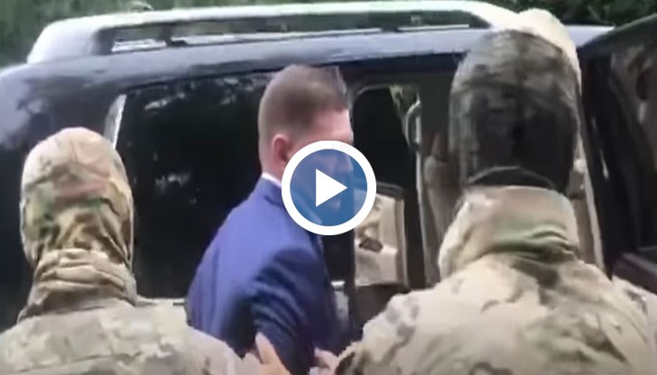 Следственият комитет на Русия дори пусна оперативно видео на задържането на губернатора на Хабаровска територия Сергей Фургал