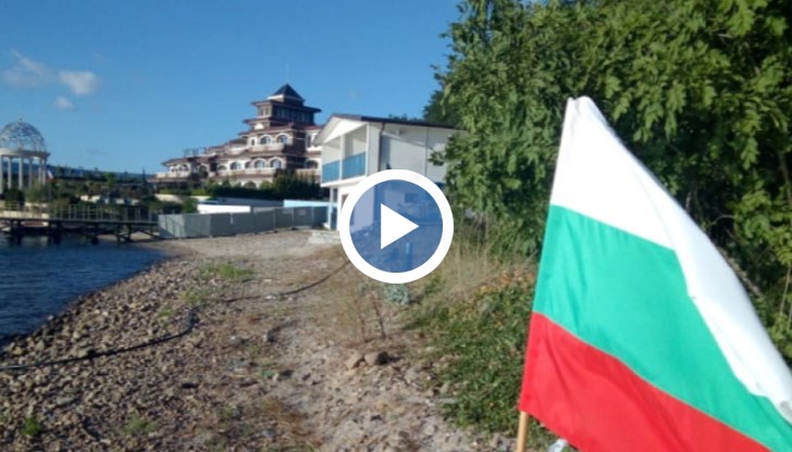 Става въпрос за пътя, който през април тази година беше предоставен на частна фирма. Така се ограничи достъпът на част от гражданите до плажа