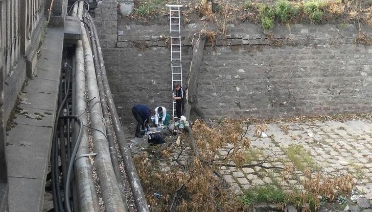 За да избяга от нападателите, мъжът скочил в реката, но уцелил бетонното корито За да избяга от нападателите, мъжът скочил в реката, но уцелил бетонното корито