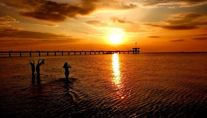 Джулай морнинг - млади и стари посрещат изгрева на слънцето на брега на морето