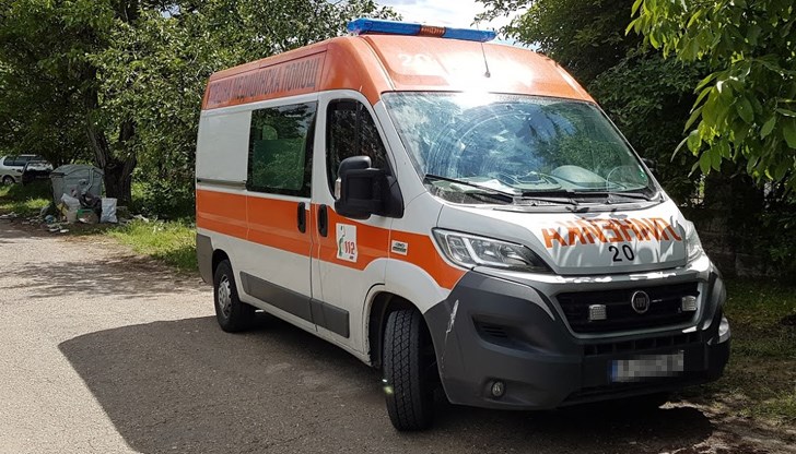 Младежът с мотопед се е ударил челно в паркиран в лек автомобил "Фолксваген" Младежът с мотопед се е ударил челно в паркиран в лек автомобил "Фолксваген"