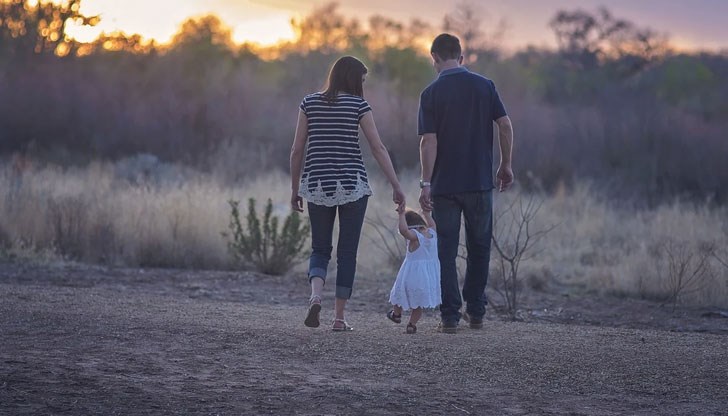 В България коефициентът на възрастова зависимост се очаква да е около 58% през 2100 г., т.е. по-малко от две лица в трудоспособна възраст ще издържат един възрастен над 65 години В България коефициентът на възрастова зависимост се очаква да е около 58% през 2100 г., т.е. по-малко от две лица в трудоспособна възраст ще издържат един възрастен над 65 години