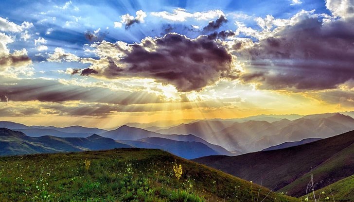 В събота валежите ще бъдат повече, като Черноморието ще бъде защитено от дъждовните облаци. В неделя ще захладнее