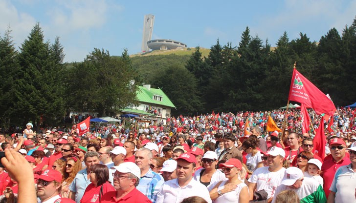 Традиционно хиляди социалисти се събират на Бузлуджа, ато не са малко участниците в събитието, които са в напреднала възраст Традиционно хиляди социалисти се събират на Бузлуджа, ато не са малко участниците в събитието, които са в напреднала възраст