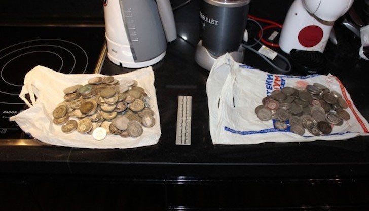 От днешните кадри действително се виждат монети, но не и 5-те килограма злато, цитирани в интервюто на Златанов От днешните кадри действително се виждат монети, но не и 5-те килограма злато, цитирани в интервюто на Златанов