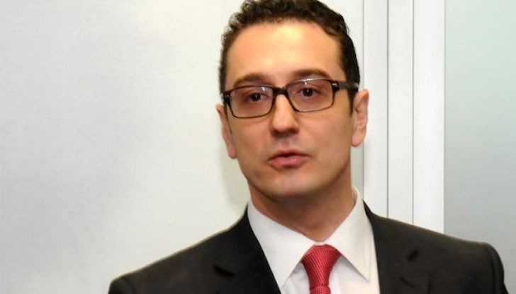 Янев е магистър по право от СУ„Св. Климент Охридски“ Янев е магистър по право от СУ„Св. Климент Охридски“