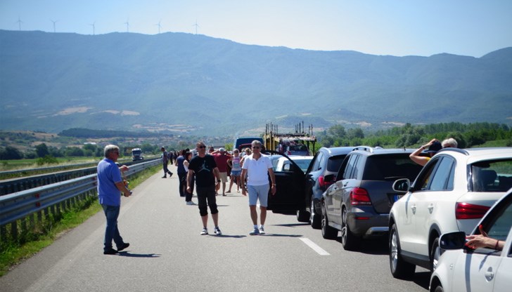 Външното министерство посочва, че колоната от автомобили на българо-гръцката граница днес е била с дължина около 12 километра, а времето за чакане е около шест часа