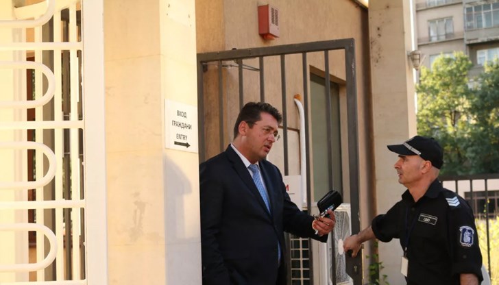 Една от причините за повторното разпитване е опит за унищожаване на единия от трите телефона, които Узунов е използвал през последните две години