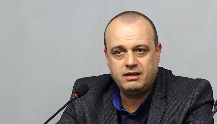 Странно е съвпадението, че часове след като Румен Радев се обяви за спиране на държавната охрана на Пеевски и Доган, прокуратурата нахлу в президентството Странно е съвпадението, че часове след като Румен Радев се обяви за спиране на държавната охрана на Пеевски и Доган, прокуратурата нахлу в президентството