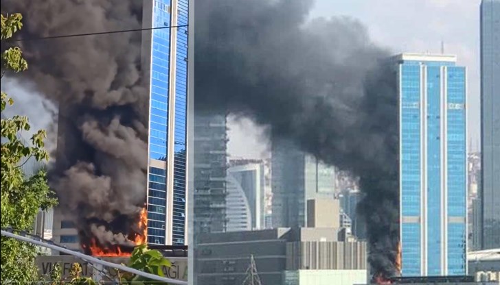 От високите етажи падат отломки. Целият район е блокиран от полиция От високите етажи падат отломки. Целият район е блокиран от полиция