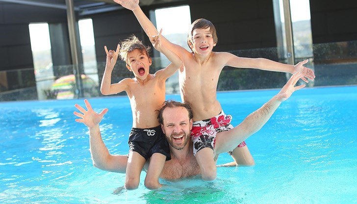 Туристът, който се пренасочи към българското крайбрежие, е с минимални доходи от 800-1000 евро месечно на възрастен. Член е на семейство с най-малко едно дете и живее в големите градове на Румъния Туристът, който се пренасочи към българското крайбрежие, е с минимални доходи от 800-1000 евро месечно на възрастен. Член е на семейство с най-малко едно дете и живее в големите градове на Румъния