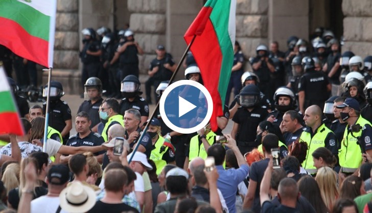 Почти 1000 души вече се събраха на площада пред трите сгради на властта