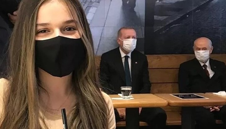 Селфито е заснето в кафене