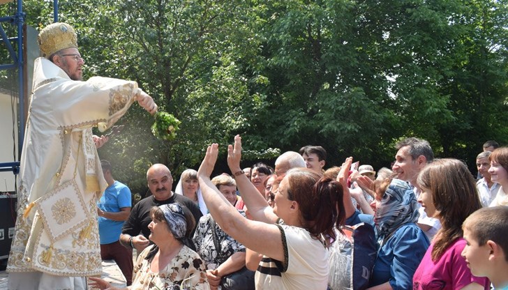 В края на св. литургия владиката извърши водосвет за здраве