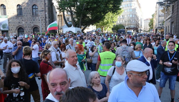 Гражданите носят български трибагреници на протеста