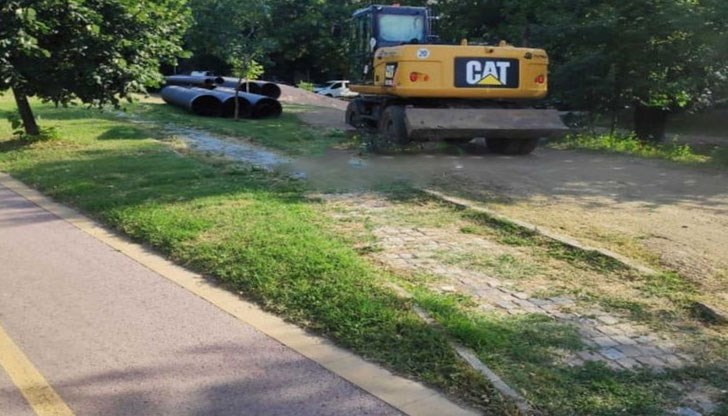 Багери прегазиха тревни площи и алеи в парковата зона Багери прегазиха тревни площи и алеи в парковата зона