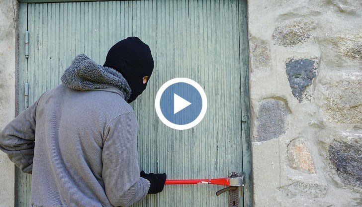 На кадрите от охрнителните камери се вижда, че крадецът дори отмъква стъклопакета от дограма