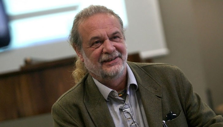 проф. Евгений Дайнов: "Олигарсите първо грабят, после се сбиват. Накрая народът ги изхвърля" проф. Евгений Дайнов: "Олигарсите първо грабят, после се сбиват. Накрая народът ги изхвърля"