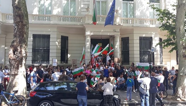 Българите зад граница няма да седим безучастно и да гледаме LIVE-ове във Facebook от протестите в България