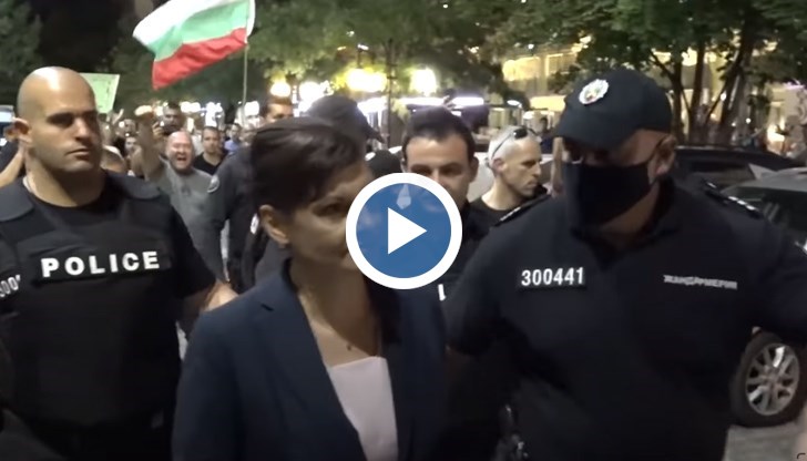 Когато се движиш само с луксозни лимузини и нямаш контакт с хората, освен по партийни митинги, е логично да те е страх да излезеш от сградата на БНТ