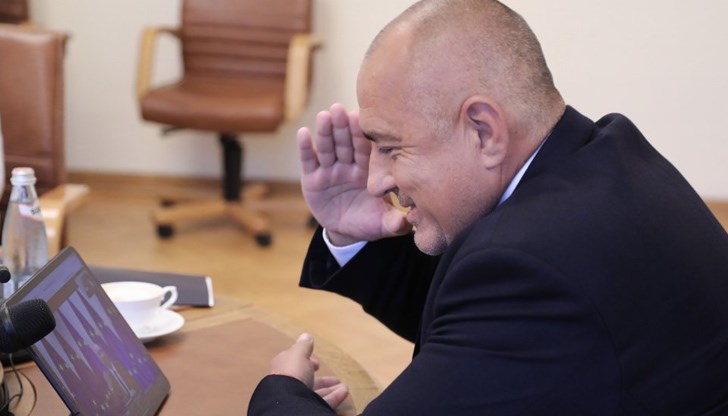 Бойко Борисов козирува на Шарл Мишел, когото на 29 юни гледа на екрана на таблета си. Жестът означава "Слушам и изпълнявам" за разлика от звукозаписа, на който глас като неговия изразява вулгарно презрение към европейските "началници".