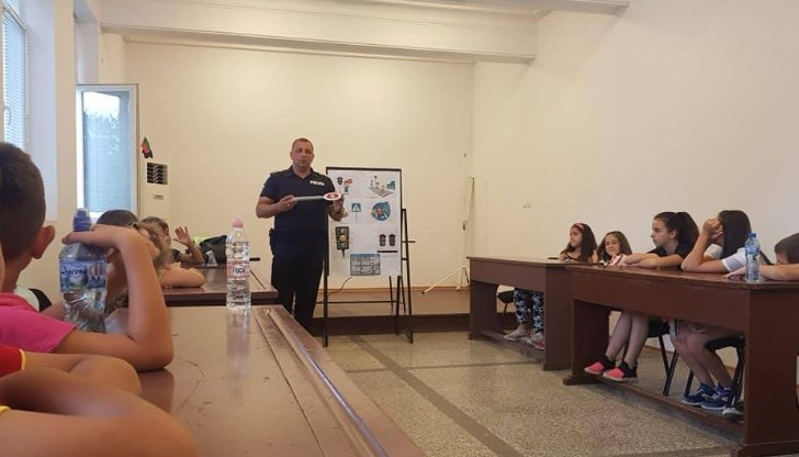 Всички внимателно изслушаха увлекателната беседа на полицейския инспектор Деян Добрев