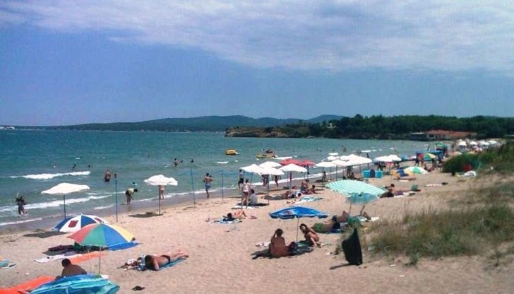 От няколко дни спасители призовават летовниците да са изключително внимателни, тъй като морето е бурно и има коварно мъртво вълнение От няколко дни спасители призовават летовниците да са изключително внимателни, тъй като морето е бурно и има коварно мъртво вълнение