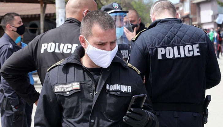 В България много от полицаите сами си купуват по-качествени работни дрехи и белезници