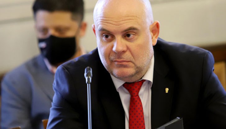 Гешев посещавал работното си място, въпреки че е в отпуска Гешев посещавал работното си място, въпреки че е в отпуска