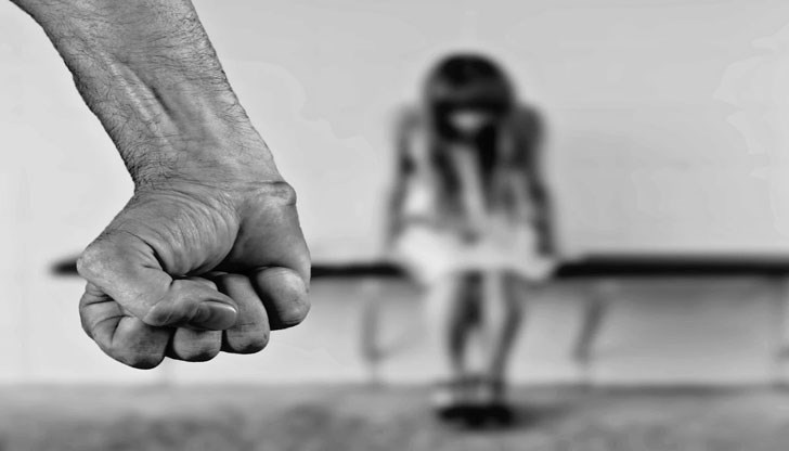 Мъжът използвал спрямо девойката сила и заплашване, за да я принуди - душил я и я влачил, държейки я за гърлото Мъжът използвал спрямо девойката сила и заплашване, за да я принуди - душил я и я влачил, държейки я за гърлото