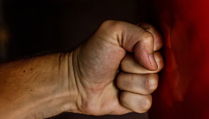 За извършените непристойни действия, съпроводени със съпротива срещу орган на властта, двамата са задържани за срок до 24 часа в полицейското управление в Каолиново За извършените непристойни действия, съпроводени със съпротива срещу орган на властта, двамата са задържани за срок до 24 часа в полицейското управление в Каолиново