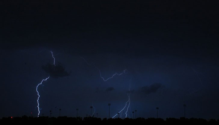 Жената се подслонила под дърво, което всъщност е голяма грешка при буря с гръмотевици