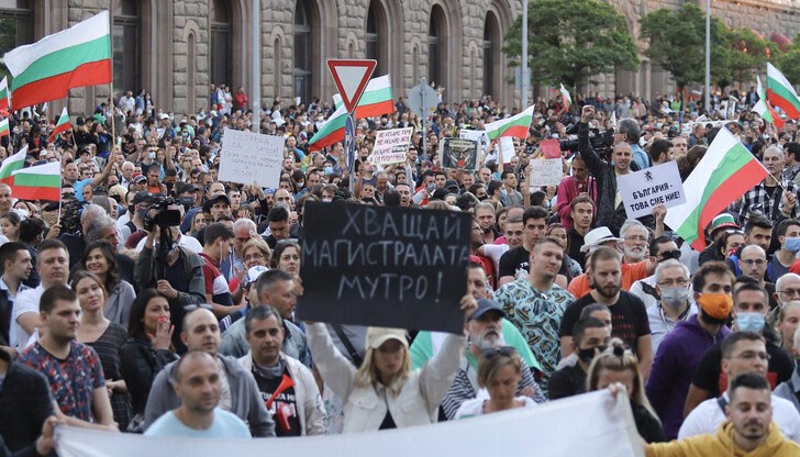 Според Дайнов Борисов е изпаднал в положението на диктатора в последните му дни: без връзка с действителността, живеещ в измислена реалност, поднасяна му от придворни шутове