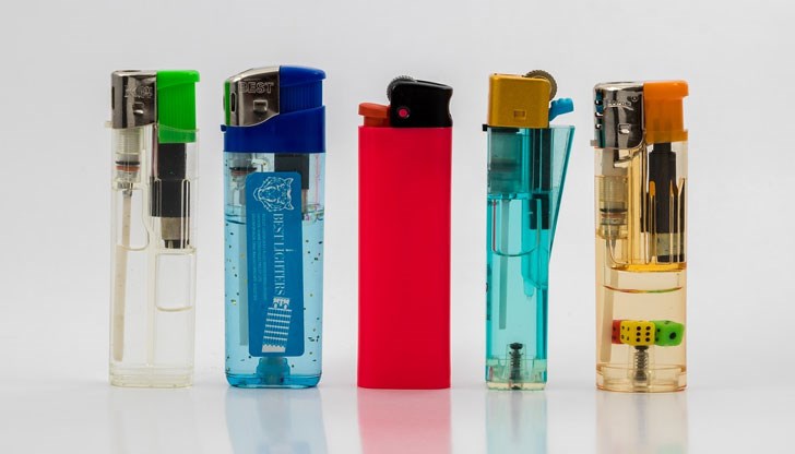 Нещо толкова невинно, като използването на чужда запалка, може да допринесе за разпространяване на Covid-19