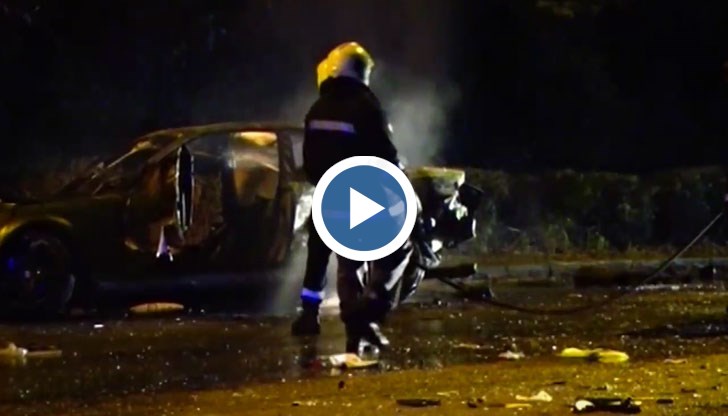 Силният сблъсък става причина едната кола да се запали. Газовата бутилка изхвърча и като по чудо не се взривява