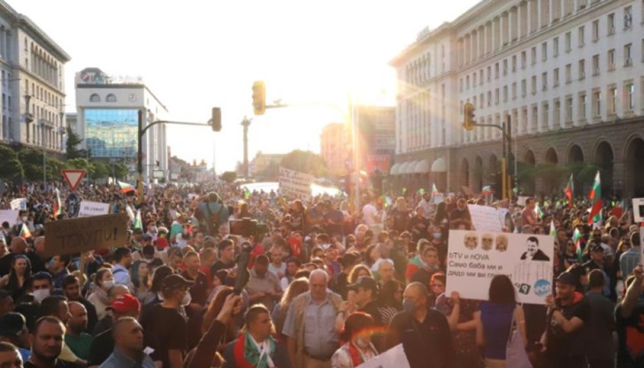 Днес пак сме на площада, докато не си тръгнете! Започваме национална стачка!