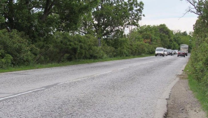Движението в участъка Русе – с. Пиргово от км 6+630 до км 11+450 се осъществява в една лента и с повишено внимание поради частични ремонтни дейности на асфалтовата настилка