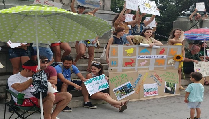 Организаторите от гражданската група "Русенци за природата" разпънаха плажни кърпи и чадъри в центъра на града и скандираха "Искаме природа, не искаме бетон"